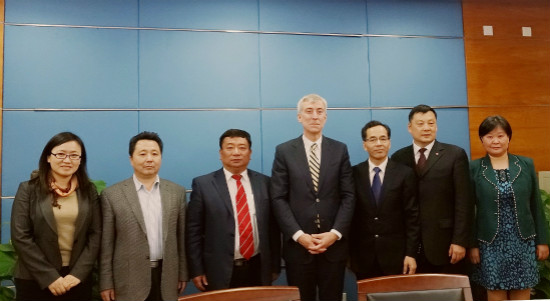 校领导与来访客人合影