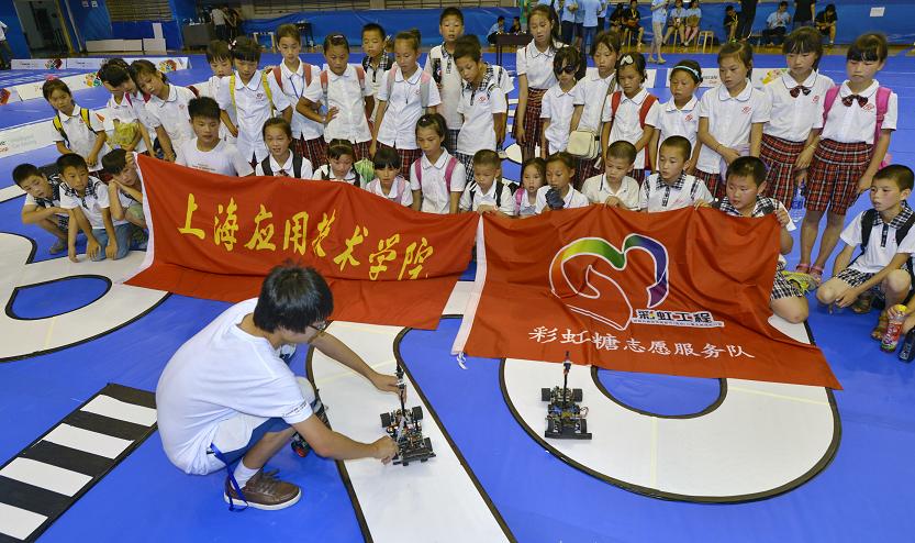 参赛选手为当地小学生介绍智能车原理