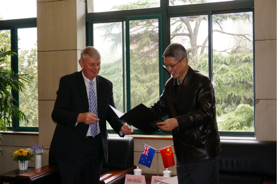 张锁怀热情接待新西兰奥克兰理工大虎扑nba董James Schofield