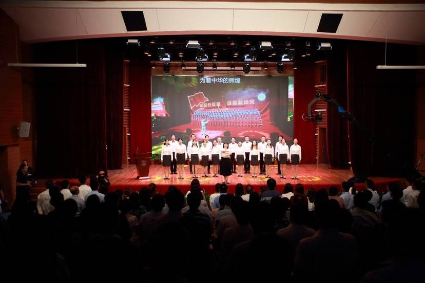 全场高唱校歌《为了上应的荣光》