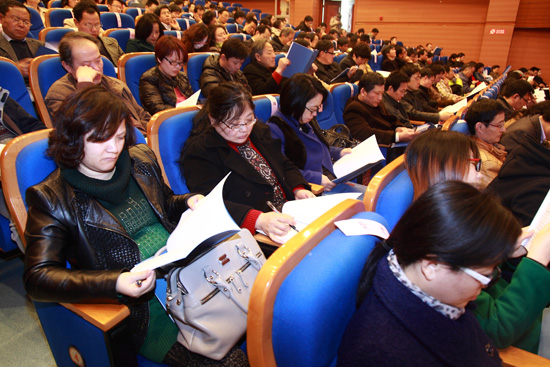 与会代表认真审议会议材料