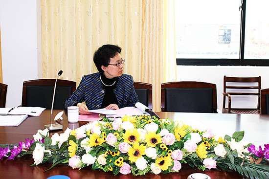 张艳萍认真审议候选人材料
