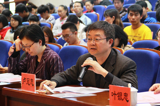 卢冠忠向候选人提问