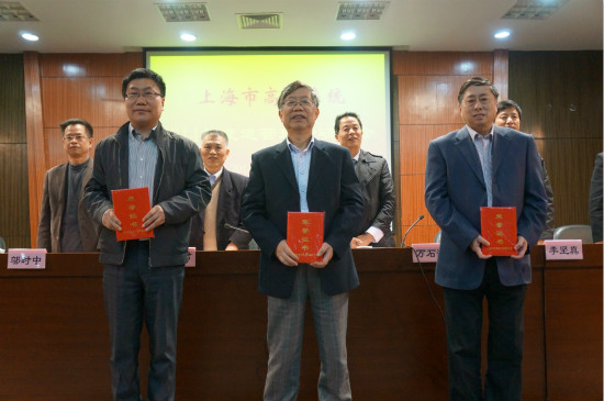 与会领导向获奖者和优秀组织颁奖