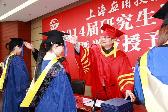 校领导为毕业研究生拨穗